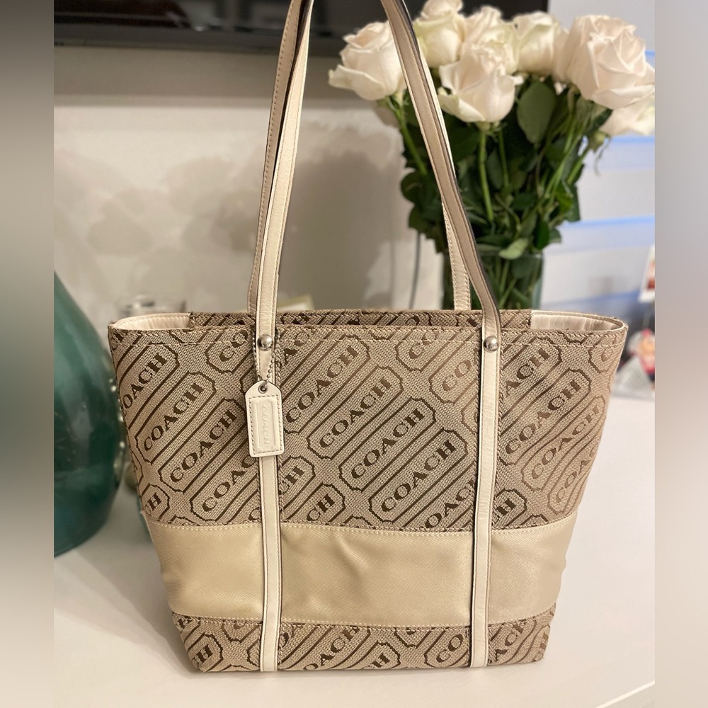 ✨ Coach Signature Tote – Beige/Gold ✨
(original)